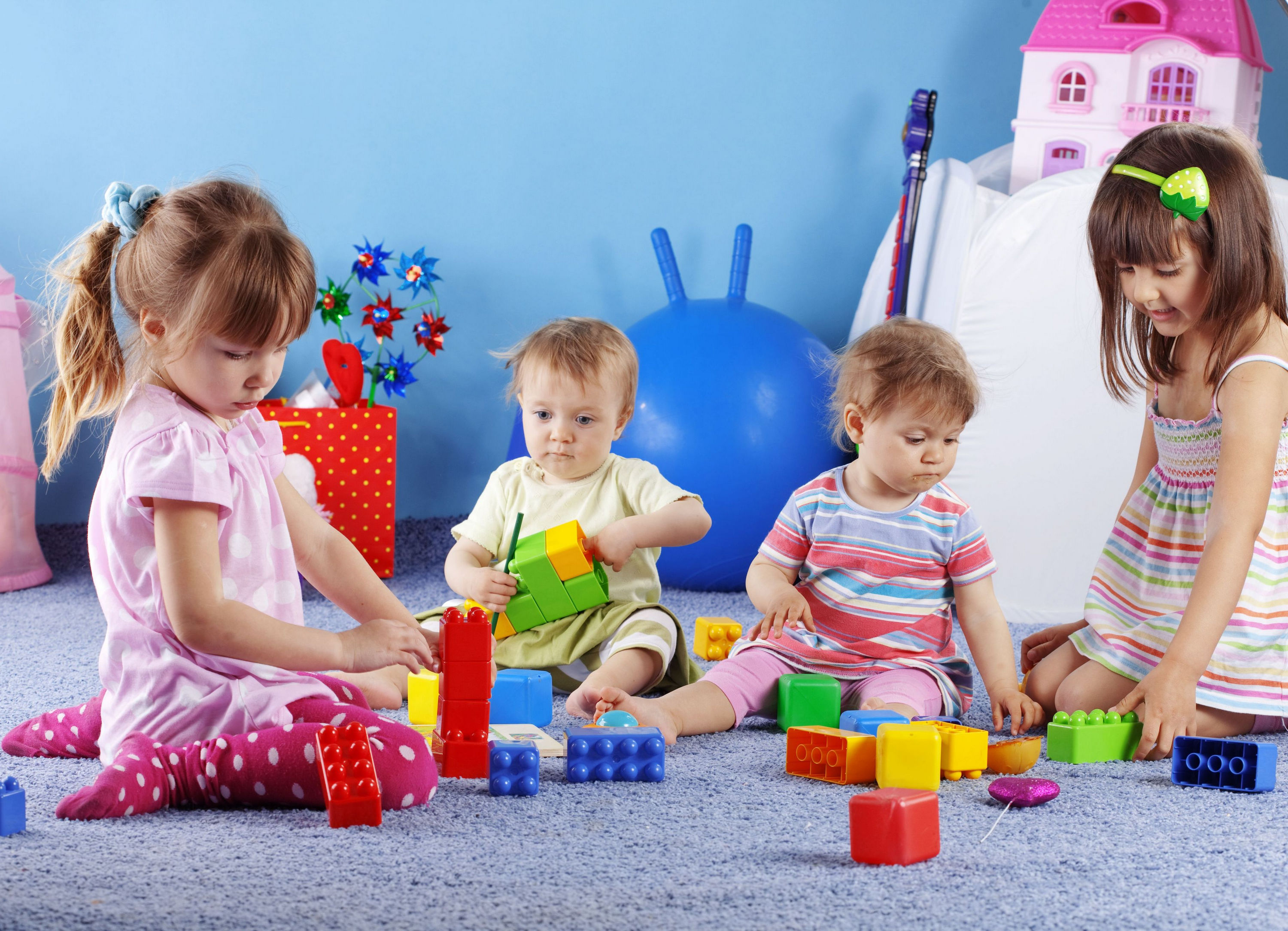 enfants qui jouent chez nounou